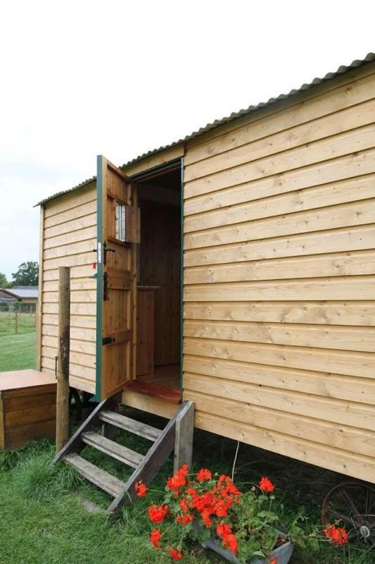 Shepherdshuts-Southeast Hotel Ashford  Exterior photo